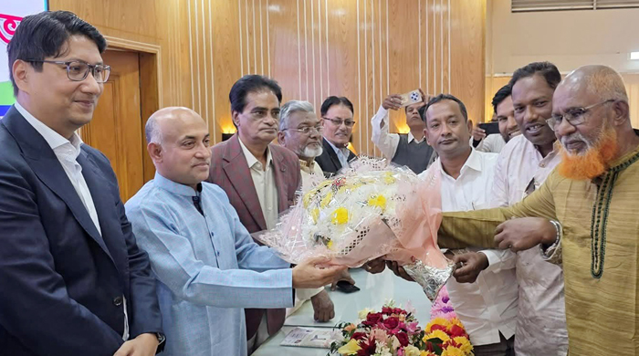 বালিয়াকান্দিতে রাজবাড়ী-২ আসনের সংসদ সদস্য হারুনকে ইউপি চেয়ারম্যারদের ফুলেল শুভেচ্ছা